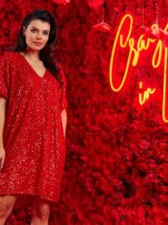 Awama Sukienka w kolorze czerwonym rozmiar: onesize. Czerwone sukienki damskie Awama, na co dzień, bez wzorów, bez kołnierzyka, bez ramiączek, mini, proste. Za 212.99 zł.