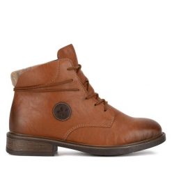Botki Rieker. Brązowe botki damskie Rieker, bez obcasa, na płaskiej podeszwie, bez zapięcia. Za 265.99 zł.