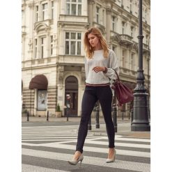 SPODNIE DŁUGIE DAMSKIE 5POCKET, SLIM, REGULAR. Czarne spodnie materiałowe damskie TOP SECRET, bez wzorów, z tkaniny. W wyprzedaży za 49.99 zł.