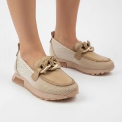 Półbuty damskie Hispanitas, ze skóry naturalnej z tekstylnymi wstawkami z siateczki wsuwany krój metalowa ozdoba na podbiciu, beżowe, SHV264834 Sumat. Brązowe półbuty damskie Hispanitas, z aplikacjami, ze skóry, bez obcasa. Za 629.00 zł.