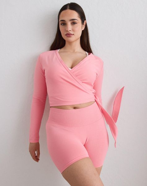 Damski top bezszwowy, kopertowy, z regulowanymi wiązaniami Shape różowy blush. Brązowe topy sportowe damskie Aim'n, xs, bez wzorów, z dzianiny, bez ramiączek. Za 190.50 zł.