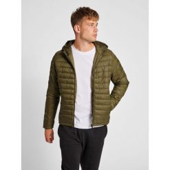 Kurtka z kapturem Hummel Red. Zielone kurtki męskie HUMMEL, xl, bez wzorów, z puchu, eleganckie, z kapturem. W wyprzedaży za 328.00 zł.