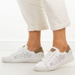 Białe skórzane ażurowe półbuty damskie Filippo Dp7681/26. Białe półbuty damskie Filippo, w ażurowe wzory, z jeansu, klasyczne, z okrągłym noskiem, bez obcasa, na koturnie. W wyprzedaży za 192.72 zł.