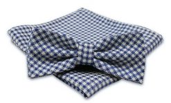 Niebiesko-Biała Mucha Męska -ALTIES- z Taką Samą Poszetką, w Drobną Kratkę. Niebieskie krawaty i muchy męskie Alties, bez wzorów, eleganckie. Za 54.00 zł.