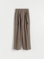 Spodnie z kieszeniami cargo - ciemnozielony. Zielone spodnie materiałowe damskie Reserved, bez wzorów, z tkaniny. W wyprzedaży za 45.99 zł.