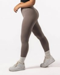 Damskie legginsy 7/8 na jogę i pilates, bez przedniego szwu – piaskowy. Brązowe legginsy sportowe damskie AESTHETIC WOLF, s, bez wzorów, z dzianiny, z podwyższonym stanem, na fitness i siłownię. Za 149.99 zł.