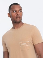 T-shirt męski bawełniany z nadrukiem na kieszonce - jasnobrązowy V6 - Rozmiar: XXL. Brązowe t-shirty męskie Ombre Clothing, m, bez wzorów, z bawełny, bez kołnierzyka. W wyprzedaży za 29.99 zł.