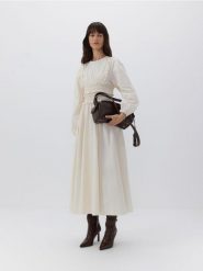 Sukienka z dekoracyjnymi falbanami - kremowy. Białe sukienki damskie Reserved, l, bez wzorów, z bawełny, bez kołnierzyka, bez ramiączek, midi. W wyprzedaży za 179.99 zł.