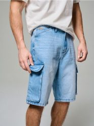 Luźne szorty cargo z efektem sprania - niebieski. Niebieskie szorty męskie Sinsay, bez kołnierzyka. Za 69.99 zł.
