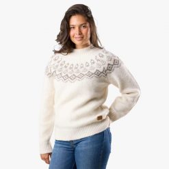 Sweter damski Swedemount Lofoten Wool Knit W. Białe swetry klasyczne damskie SWEDEMOUNT, z tkaniny, bez kołnierzyka. Za 249.99 zł.