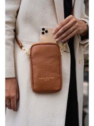 Maison héritage PARIS Skórzana torebka "Laila" w kolorze jasnobrązowym na telefon - 11 x 18 cm rozmiar: onesize. Brązowe torebki klasyczne damskie maison héritage PARIS, bez wzorów, z materiału, bez dodatków. Za 130.99 zł.