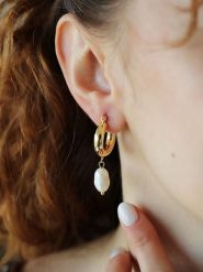 Pierres delicates Pozłacane kolczyki-kreole z perłami rozmiar: onesize. Białe kolczyki damskie Pierres delicates, z perłą, pozłacane. Za 43.99 zł.