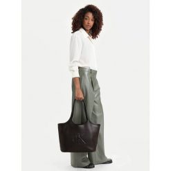 Torebka Calvin Klein. Brązowe shopper bag damskie CALVIN KLEIN, bez wzorów, bez dodatków. Za 529.99 zł.