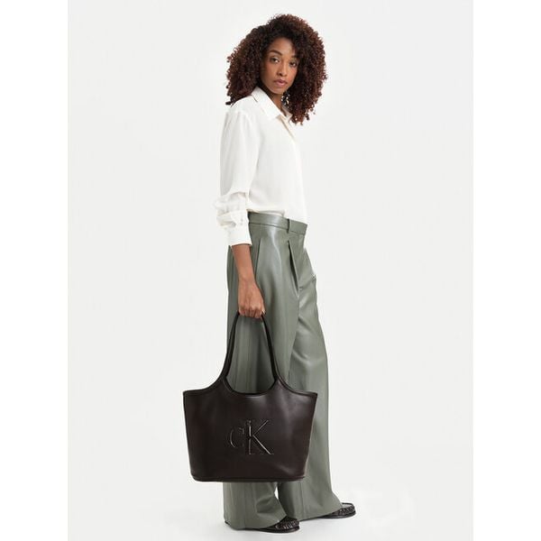 Torebka Calvin Klein. Brązowe shopper bag damskie CALVIN KLEIN, bez wzorów, bez dodatków. Za 529.99 zł.