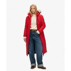 Długi pikowany płaszcz z kapturem Fuji od SUPERDRY. Czerwone płaszcze damskie Superdry., bez wzorów, eleganckie. W wyprzedaży za 672.85 zł.