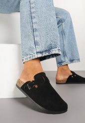 Czarne Klapki Typu Chodaki z Ekozamszu Zdobione Sprzączką Amustana. Czarne klapki damskie Renee, z aplikacjami, z jeansu, bez obcasa, na płaskiej podeszwie. Za 59.99 zł.