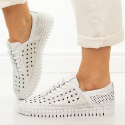 Białe skórzane półbuty damskie Potocki 19431. Białe półbuty damskie POTOCKI, w ażurowe wzory, z jeansu, casualowe, bez obcasa, na płaskiej podeszwie. Za 229.00 zł.