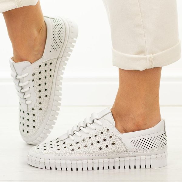 Białe skórzane półbuty damskie Potocki 19431. Białe półbuty damskie POTOCKI, w ażurowe wzory, z jeansu, casualowe, bez obcasa, na płaskiej podeszwie. W wyprzedaży za 201.52 zł.