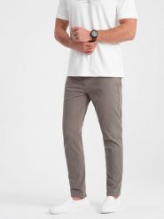 Męskie spodnie chino o dopasowanym kroju - ciemnobeżowe V5 - Rozmiar: L. Brązowe spodnie materiałowe męskie Ombre Clothing, bez wzorów, z bawełny. W wyprzedaży za 224.99 zł.