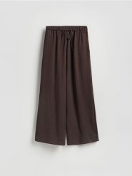 Luźne spodnie z lyocellem - ciemnobrązowy. Brązowe spodnie materiałowe damskie Reserved, bez wzorów, z lyocellu. Za 129.99 zł.