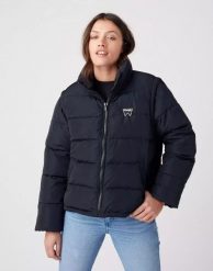 WRANGLER SHORT PUFFER DAMSKA KURTKA PRZEJŚCIOWA BLACK W4R9YJ100 112319249. Czarne kurtki damskie Wrangler, na jesień, l, bez wzorów, z jeansu, bez kaptura. W wyprzedaży za 149.99 zł.