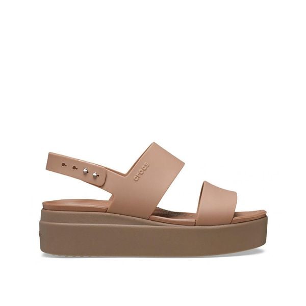 Sandały Kobieta Crocs Brooklyn Low Wedge brązowy. Brązowe sandały damskie Crocs, bez wzorów, z materiału, bez obcasa. Za 354.00 zł.