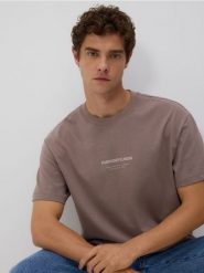 T-shirt boxy z nadrukiem - beżowy. Brązowe t-shirty męskie Reserved, l, bez wzorów, z bawełny, bez kołnierzyka. W wyprzedaży za 29.99 zł.