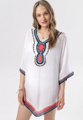 Biała Tunika Narzutka Kahlisine. Białe tuniki damskie Born2be, na imprezę, w ażurowe wzory, z dzianiny, boho, bez kołnierzyka, bez ramiączek. Za 49.99 zł.