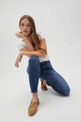 Jeansy skinny ze średnim stanem niebieskie. Niebieskie jeansy damskie MOODO. Za 149.99 zł.