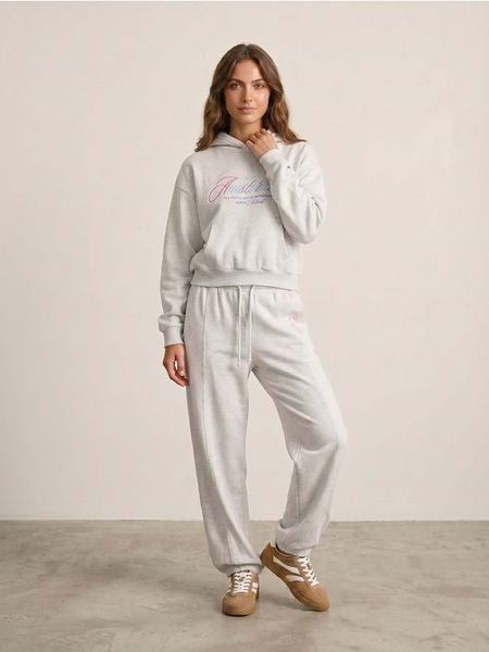 Spodnie dresowe jogger z dzianiny terry z przeszyciami i haftem - szary. Szare spodnie sportowe damskie Sinsay, l, z dresówki, na fitness i siłownię. Za 39.99 zł.