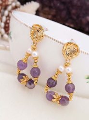 Pierres de Jade Pozłacane kolczyki-wkrętki z perłami i kryształami rozmiar: onesize. Białe kolczyki damskie Pierres de Jade, z kryształem, pozłacane. Za 39.99 zł.