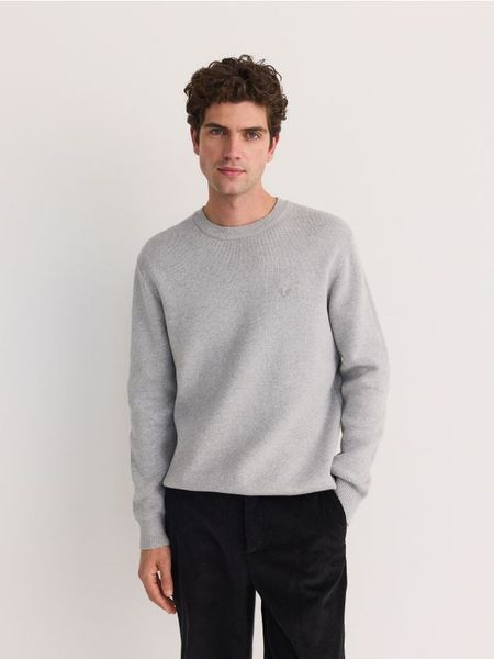 Sweter z haftem - jasnoszary. Szare swetry męskie Reserved, l, bez wzorów, z bawełny, bez kołnierzyka. Za 129.99 zł.