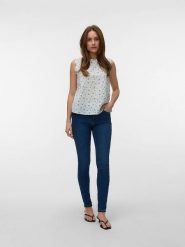 Vero Moda Bluzka w kolorze białym rozmiar: M. Białe bluzki damskie Vero Moda, m, bez wzorów, z bawełny, bez kołnierzyka, bez ramiączek. Za 79.77 zł.