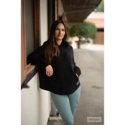 Sweter damski Ju & Pa Cape. Czarne swetry klasyczne damskie JU ET PA, na jesień, z materiału, bez kołnierzyka. Za 343.00 zł.