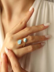 Pierres de Jade Pozłacany pierścionek z turkusami rozmiar: onesize. Niebieskie pierścionki damskie Pierres de Jade, z turkusem, pozłacane. Za 108.74 zł.