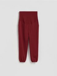Bawełniane spodnie jogger - bordowy. Czerwone spodnie materiałowe damskie Reserved, bez wzorów, z bawełny. Za 119.99 zł.