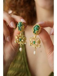 L'Atelier de Gaia Pozłacane kolczyki z malachitami rozmiar: onesize. Zielone kolczyki damskie L'Atelier de Gaia, z malachitem, pozłacane. Za 60.99 zł.