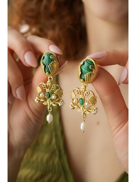 L'Atelier de Gaia Pozłacane kolczyki z malachitami rozmiar: onesize. Zielone kolczyki damskie L'Atelier de Gaia, z malachitem, pozłacane. Za 60.99 zł.