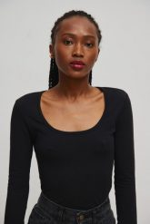 Dopasowany top z długim rękawem w kolorze TOTALLY BLACK - LITE-L. Czarne topy damskie Marsala, l, bez wzorów, z bawełny, bez kołnierzyka. Za 159.90 zł.