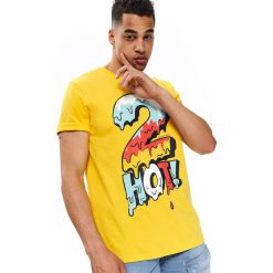 T-SHIRT Z NADRUKIEM. Żółte t-shirty męskie TOP SECRET, na lato, l, bez wzorów, z dzianiny, bez kołnierzyka. W wyprzedaży za 9.99 zł.