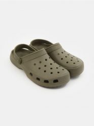 Klapki piankowe z paskiem na piętę - brązowy. Brązowe klapki i japonki męskie Sinsay. Za 25.99 zł.