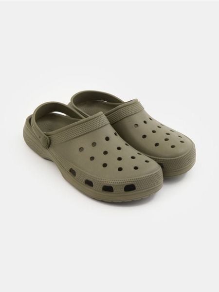 Klapki piankowe z paskiem na piętę - brązowy. Brązowe klapki i japonki męskie Sinsay. Za 25.99 zł.