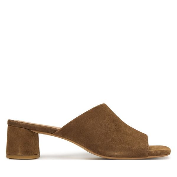 Klapki Vagabond Shoemakers. Brązowe klapki damskie Vagabond Shoemakers, bez wzorów, bez obcasa. Za 499.99 zł.