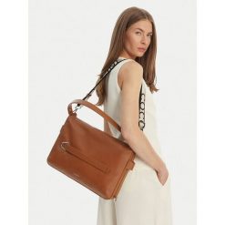 Torebka Coccinelle. Brązowe torebki klasyczne damskie Coccinelle, bez wzorów, bez dodatków. Za 1,599.99 zł.