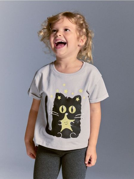 T-shirt ze świecącym nadrukiem - jasnoszary. Szare koszulki dziewczęce Reserved, m, bez wzorów, z bawełny, bez ramiączek. W wyprzedaży za 12.99 zł.
