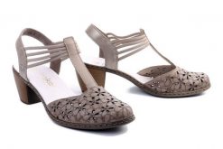 RIEKER 40966-64 beige, sandały damskie. Brązowe sandały damskie Rieker, w ażurowe wzory, bez obcasa, na obcasie. Za 255.92 zł.