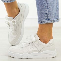 Białe sportowe buty damskie Jezzi News 6781. Białe buty sportowe na co dzień damskie Jezzi, bez wzorów, z dresówki, trekkingowe. Za 129.00 zł.
