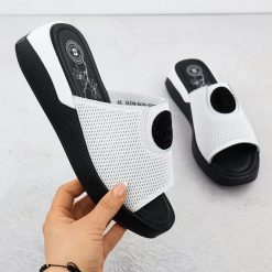 Skórzane klapki damskie komfortowe białe Jezzi 8479. Białe klapki damskie Jezzi, bez wzorów, ze skóry, bez obcasa. Za 159.99 zł.