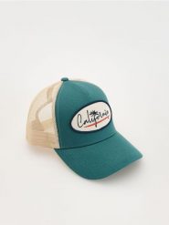 Czapka trucker z naszywką - morski. Zielone czapki męskie Reserved, z aplikacjami. W wyprzedaży za 45.99 zł.