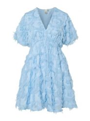YAS Sukienka koktajlowa Pazylla 26037234 Błękitny Loose Fit. Niebieskie sukienki damskie YAS, bez wzorów, z syntetyku, wizytowe, bez kołnierzyka, bez ramiączek. Za 349.99 zł.